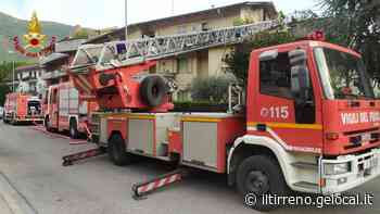 Incendio sul terrazzo, leggermente ustionato il padrone di casa - Il Tirreno