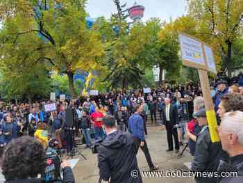 Hundreds attend ‘freedom of choice’ protest in Calgary denouncing COVID-19 mandates - 660 News