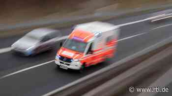 Rettungswagen von Brücke mit Steinen beworfen - RTL Online