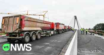 Nieuwe brug over Albertkanaal in Beringen getest met 20 vrachtwagens: "Eindexamen van de brug" - VRT NWS