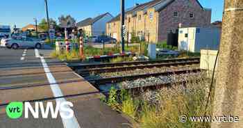 Autobestuurder rijdt slagbomen kapot in Herne: "Respecteer alsjeblieft de verkeersregels aan spooroverwegen" - VRT NWS