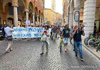 Modena, ancora manifestazione pacifica contro Green Pass. In silenzio - La Pressa