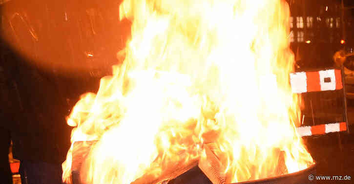 Mannheim:  Mülltonnen an Kirche brennen