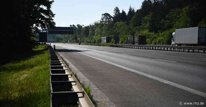 A656 bei Edingen:  Rettungswagen erkennt Unfallstelle durch Zufall