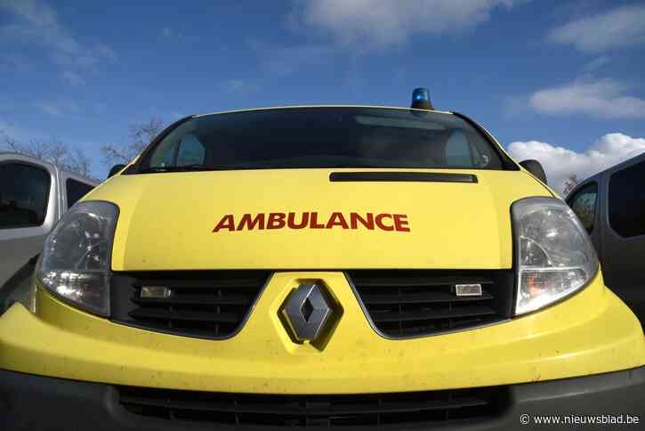 Wagen belandt op dak