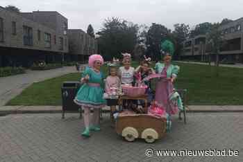 Honderden kinderen van sociale woningen genieten van knotsgek theater