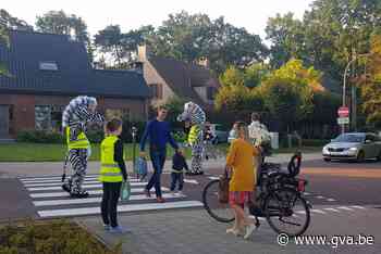 Zebra's wijzen kinderen en ouders op verkeersveiligheid aan scholen - Gazet van Antwerpen