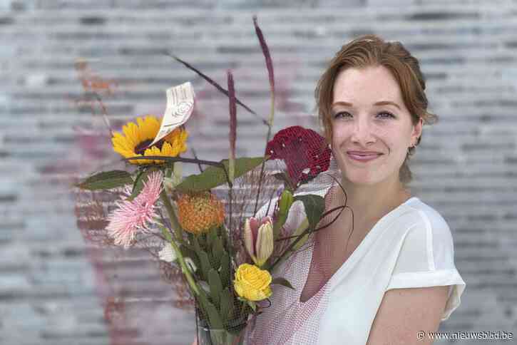 Thuisverpleegkundige Stéphanie (28) krijgt bloemen omdat ze Jacqueline (85) uit brandend huis rolde: “Zonder haar was het wellicht fataal afgelopen”