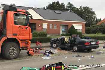 Man (73) kritiek na botsing met vrachtwagen, vrouw lichtgewond