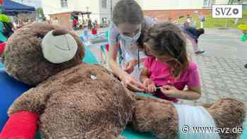 Asklepios Klinik in Parchim : In der Teddybären-Sprechstunde dürfen Kinder Kuscheltiere verarzten | svz.de - svz – Schweriner Volkszeitung