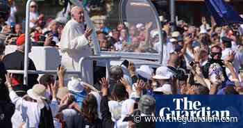 Pope makes veiled critique of Hungarian PM Viktor Orbán's anti-migration policies – video