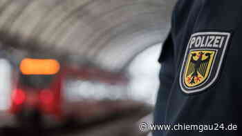 Polizeieinsatz am Bahnhof Traunstein: Maskenverweigerer beißt Polizist in die Hand - chiemgau24.de