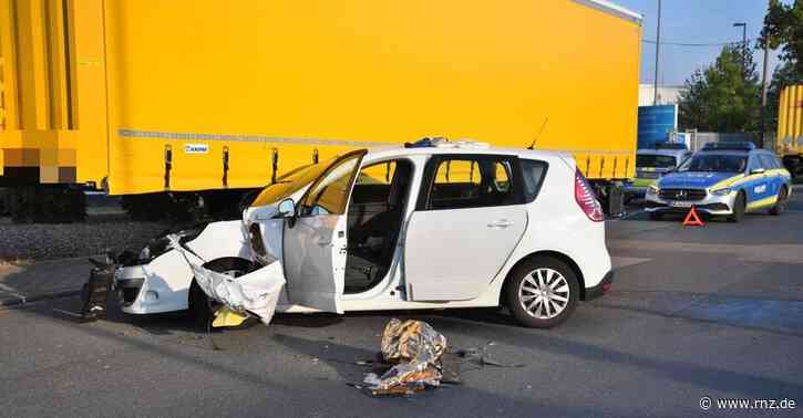 Mannheim:  Autofahrerin fährt in Sattelzug