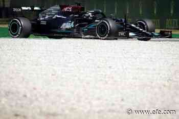 Hamilton manda en los segundos libres; fuerte accidente de Sainz - Agencia EFE