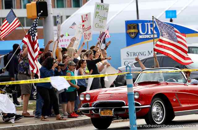 Hundreds of health care workers, supporters protest vaccine mandate