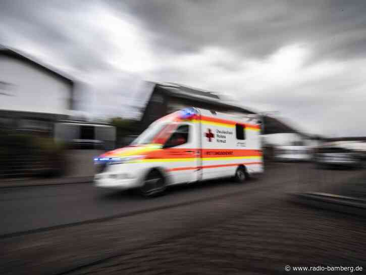 Regionalzug stößt mit Auto zusammen: Fahrer leicht verletzt