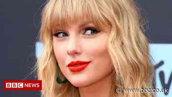 Taylor Swift: Pop star poses for selfies in Belfast