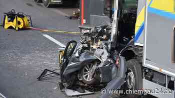 Augsburg/Graben: Horrorunfall am Stauende: BMW zwischen zwei Lkw zerquetscht - Fahrerin (58) tot - chiemgau24.de