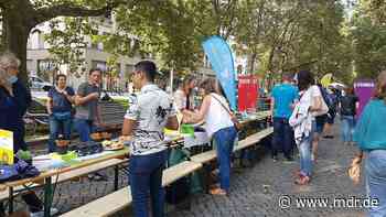 Mit Gastmahl für Weltoffenheit gegen Pegida-Image von Dresden - MDR