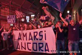 Entusiasmo contagioso per la presentazione del Prato calcio: i tifosi in massa festanti a seguire la squadra biancazzurra - tvprato.it