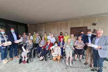 Rusthuisbewoners getrakteerd op smoutebollen - Het Nieuwsblad