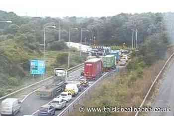 Insulate Britain: Delays as climate protestors blockade M25