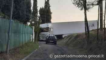 Fiorano Tir incastrato in curva: sette ore per liberarlo - La Gazzetta di Modena