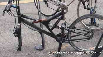 Modena, sos Stazioni/1 Piazza Dante: davanti ai treni il “cimitero” delle bici - La Gazzetta di Modena
