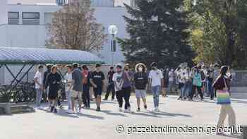Modena, di nuovo sui banchi, ma distanziati Il debutto del green pass fila liscio - La Gazzetta di Modena