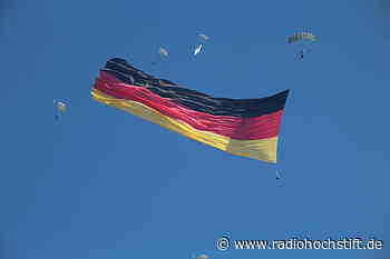 Generalprobe für Flaggen-Weltrekord am Paderborn-Lippstadt Airport geglückt - Radio Hochstift