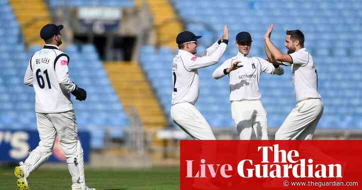 County cricket: Woakes heroics put Warwickshire in title mix