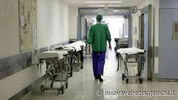 Caorle, tutore alla gamba sana all’anziana paziente per uno scambio di referti - La Nuova Venezia