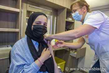 Vaccinatiebus rijdt eerste keer uit in Ronse: “36 prikken gezet en dat is best goed” - Het Nieuwsblad