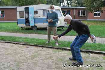 Schil Vanneke reist van wijk naar wijk: mensen uit hun kot halen