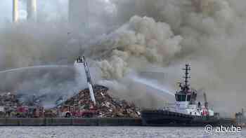 Enorme rookpluim in Antwerpen door brandende houtstapel - ATV