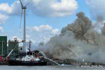 Brand in Antwerpse haven: grote rookpluim in de stad, brandweer nog uren bezig - Gazet van Antwerpen