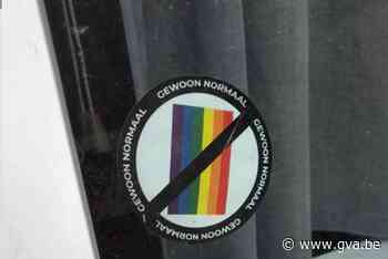 Anti-LGBTQ-stickers duiken op in Antwerpen: is dat eigenlijk strafbaar? - Gazet van Antwerpen