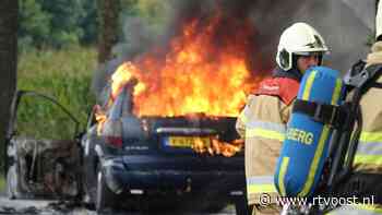 VIDEO | Auto met gastank vliegt in brand in Holtheme, meerdere steekvlammen - RTV Oost