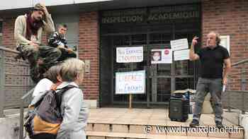 Arras : une vingtaine de personnes réclame la fin du masque à l'école, devant la direction académique - La Voix du Nord