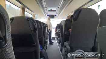 Vogliono salire per forza senza mascherina, bus fermo per un’ora a Crocefieschi - Genova24.it