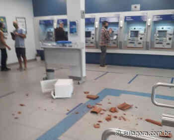 Homem atira entulhos dentro de agência bancária em Imbituba - Sul. Agora