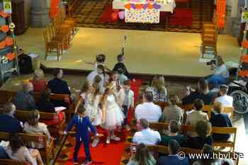 Twaalf communicantjes in de Sint-Martinuskerk van Riemst - Het Belang van Limburg