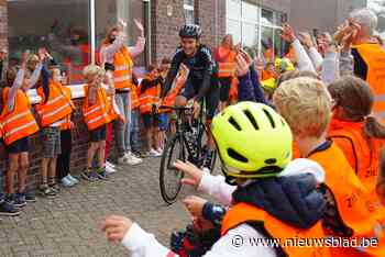 WK of niet: Tiesj Benoot maakt tijd voor school in Drongen en opent fietsenstalling