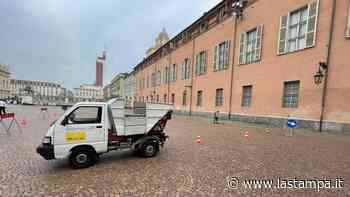 Le pulizie arrivano solo a fine estate: cancellato il “prato” di piazza Castello - La Stampa