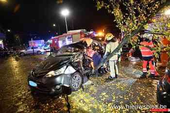 Brandweer moet bestuurder uit wrak halen nadat hij tegen bomen is gecrasht - Het Nieuwsblad