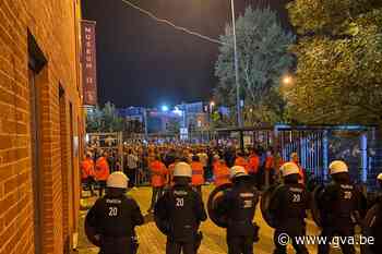 Boze Beerschotsupporters halen verhaal bij spelers, uur na wedstrijd weer rustig op Kiel - Gazet van Antwerpen