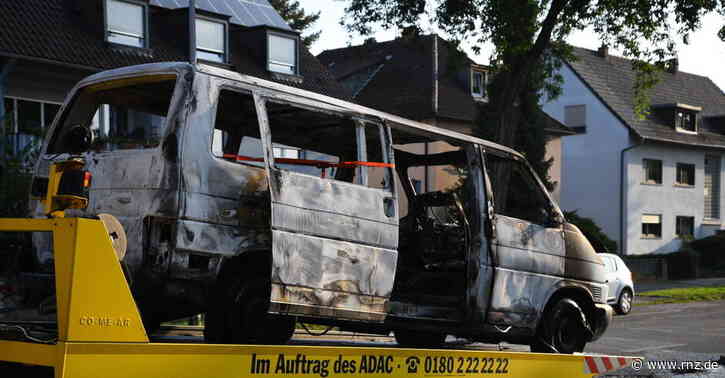 Mannheim:  VW-Camping-Bus brennt völlig aus (Update)