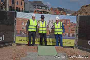 Bouw appartementen Hof van Saeys kan echt beginnen nu eerste steen is gelegd: “Uniek zicht op het Belfort en de abdij”<BR />