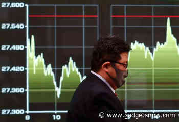 Japanese shares post 4th weekly gain on catch-up trade, chipmakers boost