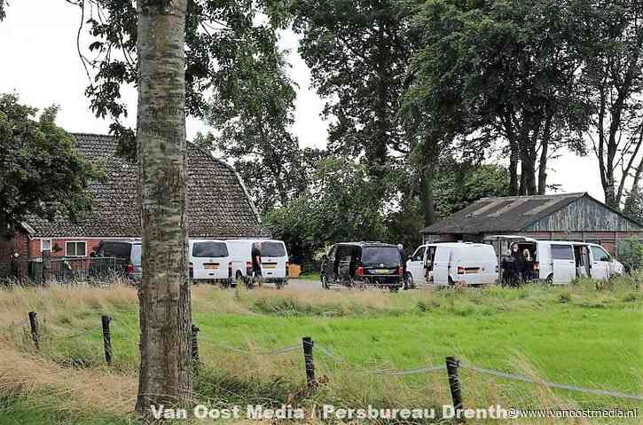 Forensisch politie onderzoek bij woonboerderij in Drouwenerveen - Persbureau Drenthe - Van Oost Media -